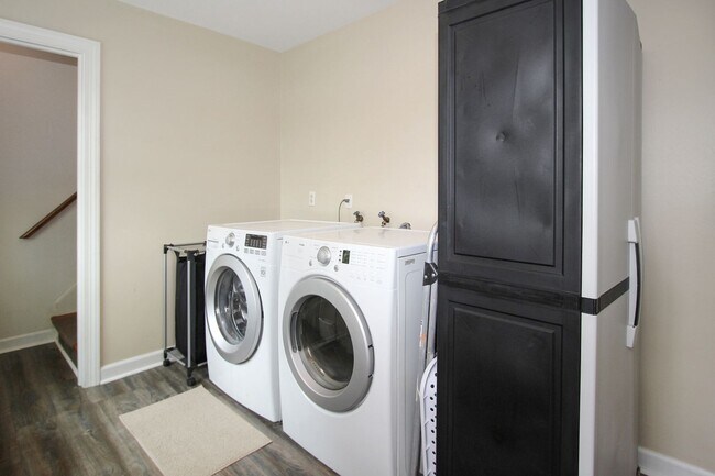 Building Photo - 427 Elizabeth Lake Dr