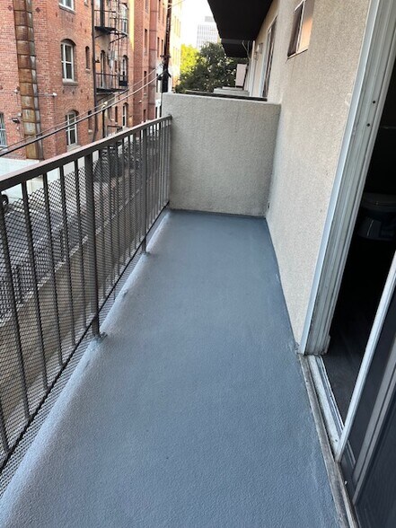 Building Photo - 825 S Harvard Blvd