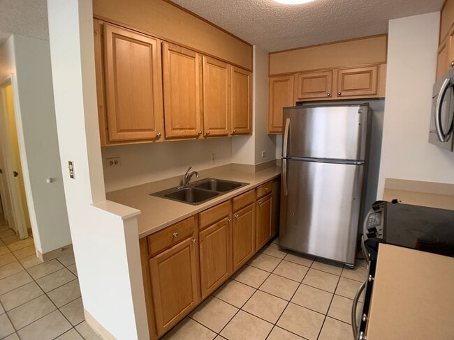 Building Photo - $2600, 2BR/2BA Salt Lake (Honolulu) -with A/C, 1 assigned parking