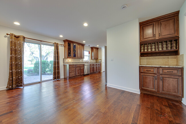 Building Photo - 813 Meadow Ln
