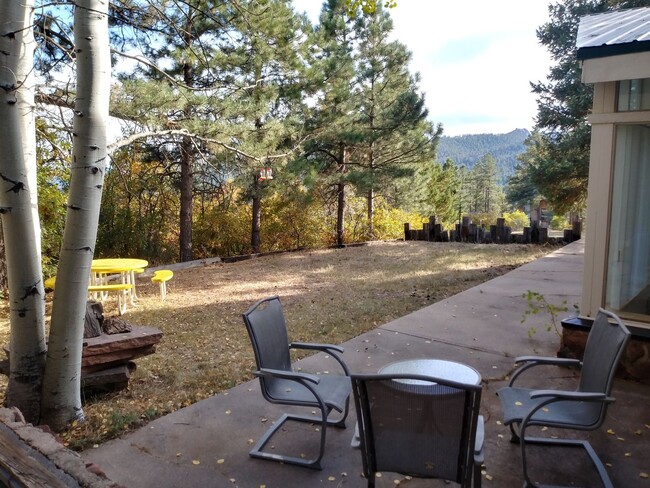 Building Photo - 3 bed 2 bath mountain rental