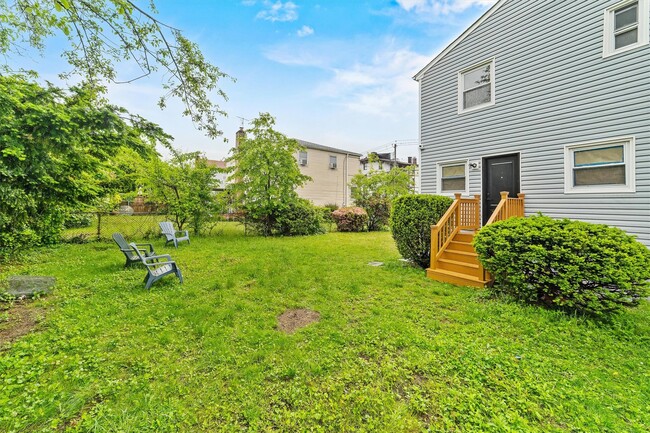 Building Photo - 129 Drake Ave