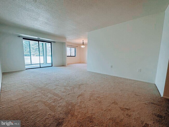 Building Photo - 15100 Interlachen Dr