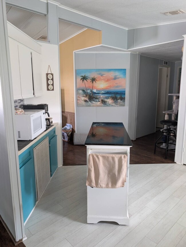 Building Photo - 280 Country Club Dr