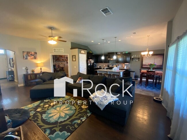 Building Photo - Beautiful 3 Bedroom Home with a Study in W...