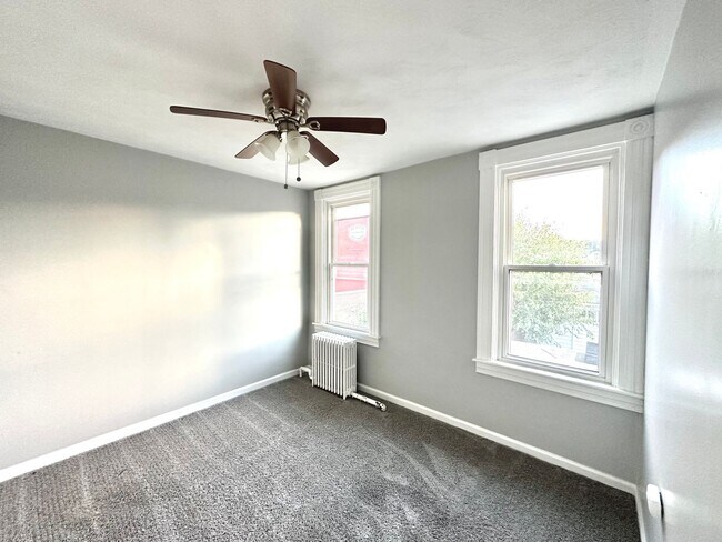Building Photo - Charming 2 Bed, 1.5 Bath w/ Bonus Space in...