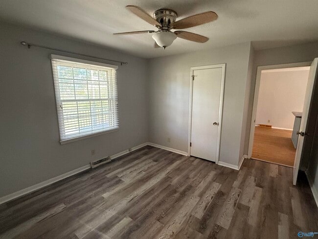 Building Photo - 300 McAlpine Dr SE