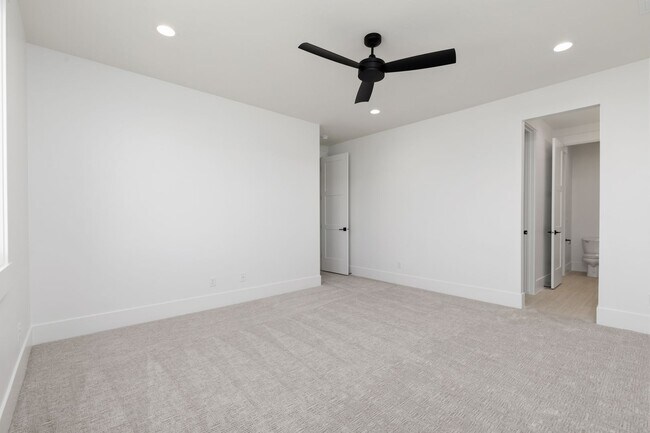 Building Photo - Stunning 5 bed 4 bath with RV Garage