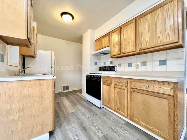 Building Photo - 1656 Fremont Ave NW