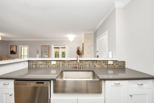 Building Photo - 2425 Augusta Dr