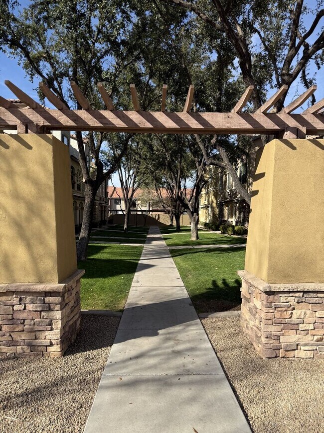 Building Photo - Tri-level townhouse at Gilbert & Guadalupe!
