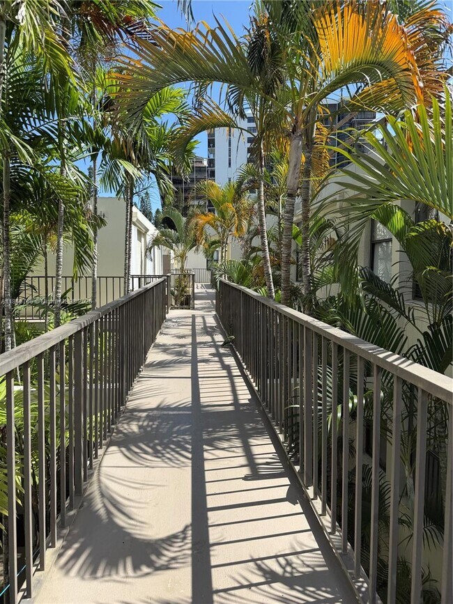 Primary Photo - 20200 W Country Club Dr