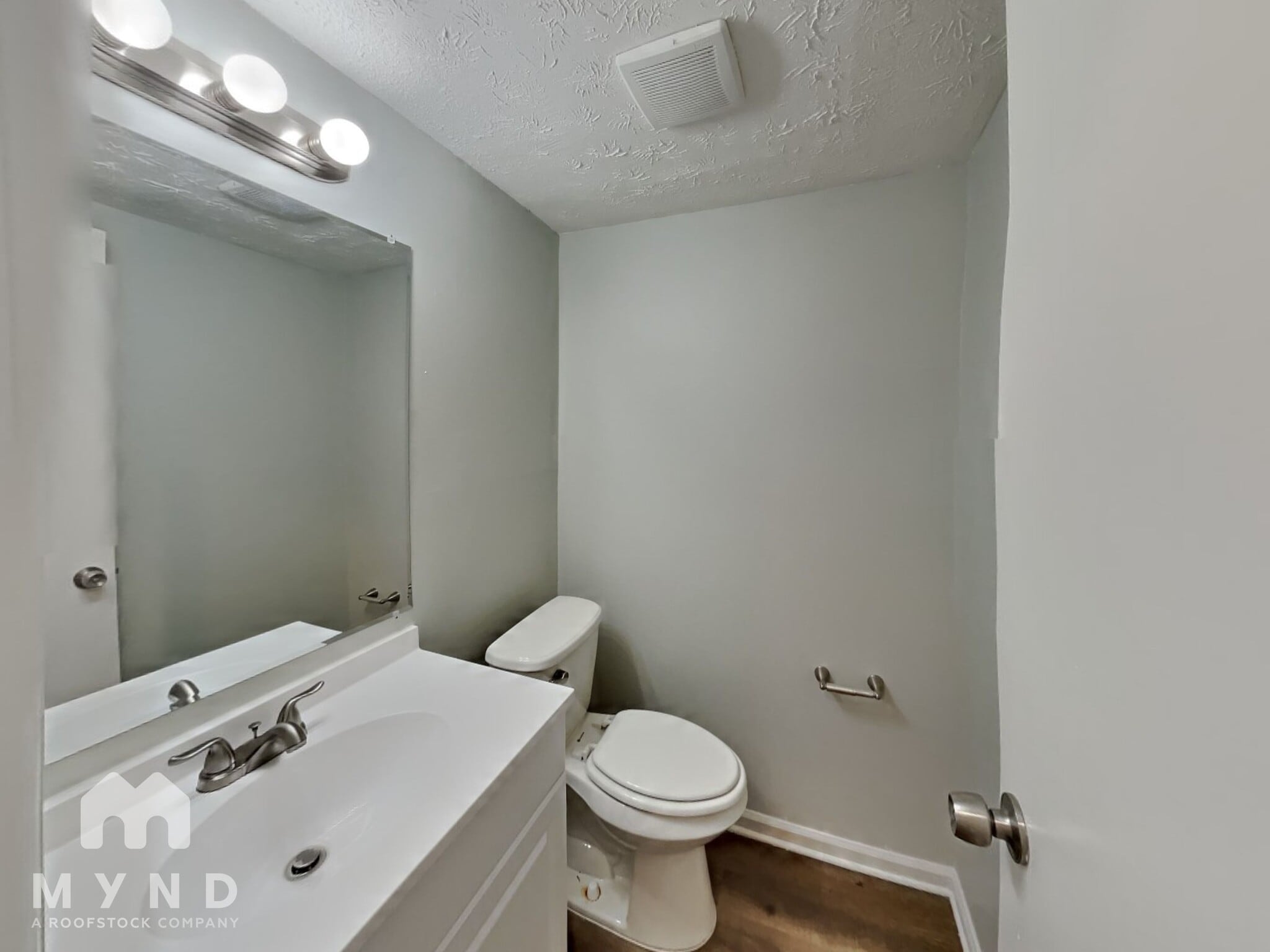 Building Photo - 3050 Brook Hollow Dr