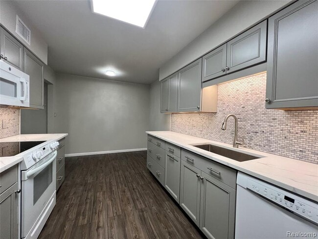 Building Photo - 521 E University Dr