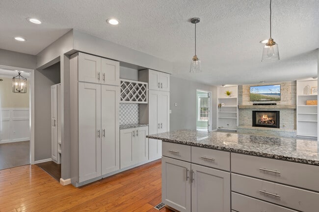 Building Photo - 4690 Lindbergh Dr