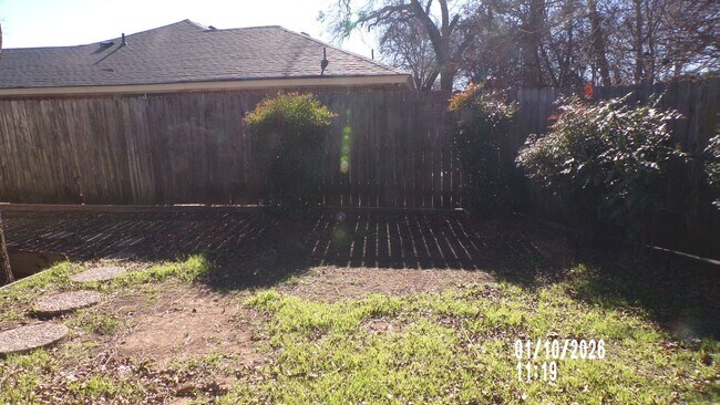 Building Photo - Fantasic Country Club West Home  1/2 OFF FIRST FULL MONTH'S RENT