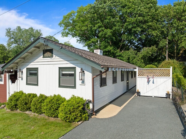 Building Photo - 163 N Lakeshore Dr