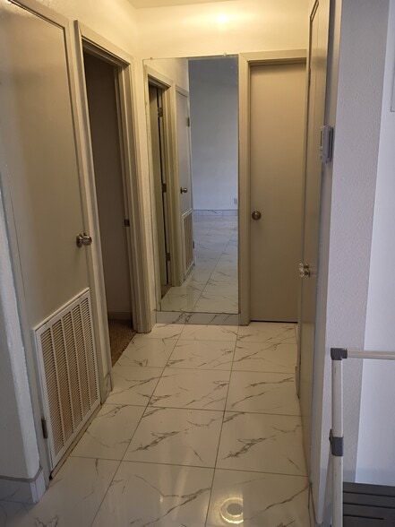 Building Photo - 706 Continental Dr