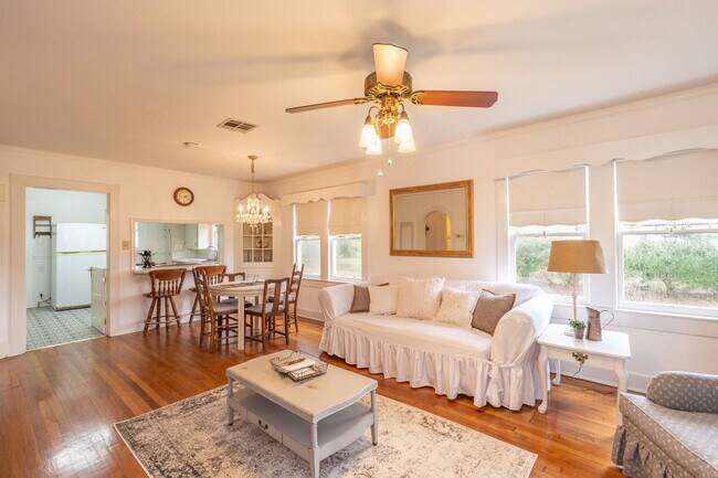 Building Photo - 208 Ella St