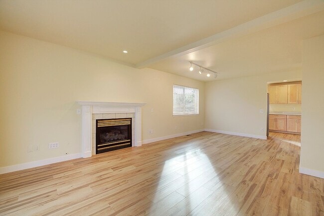 Building Photo - 3Bd/2.5Ba Lynnwood Duplex