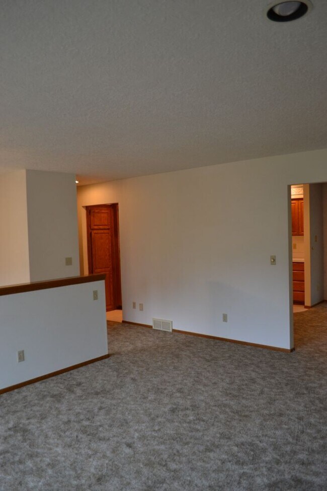 Building Photo - BEAUTIFUL 3 BEDROOM 3 BATH HOUSE LOCATED IN SOUTH SALEM