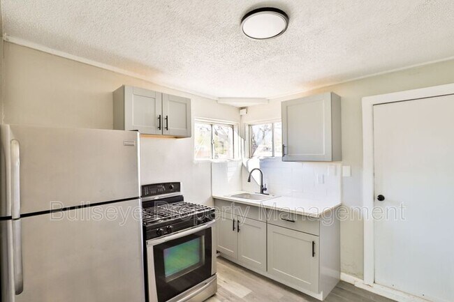 Building Photo - 102 E Hatcher Rd