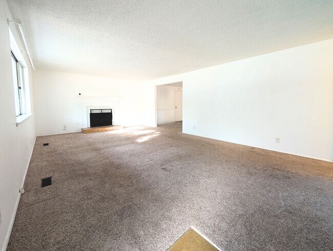 Building Photo - 3-Bedroom Home in great Location