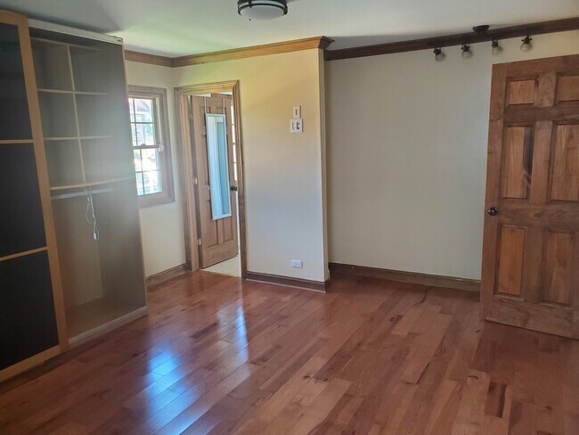 Building Photo - 427 Justine Ave