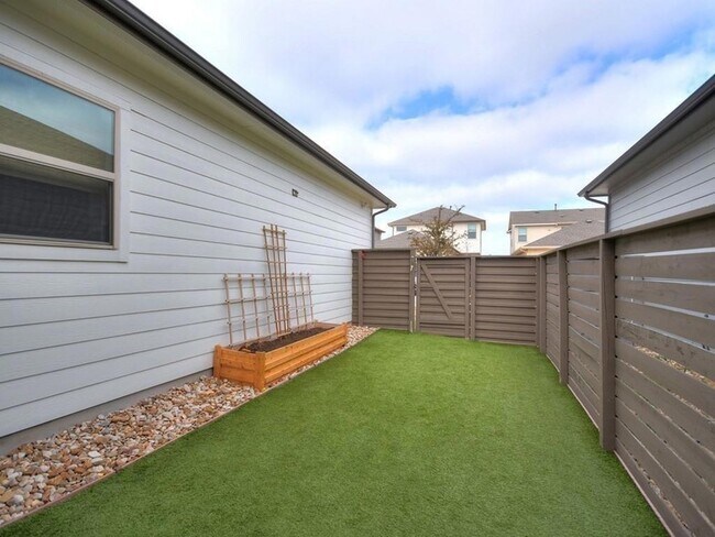 Building Photo - 1708 Arcilla St