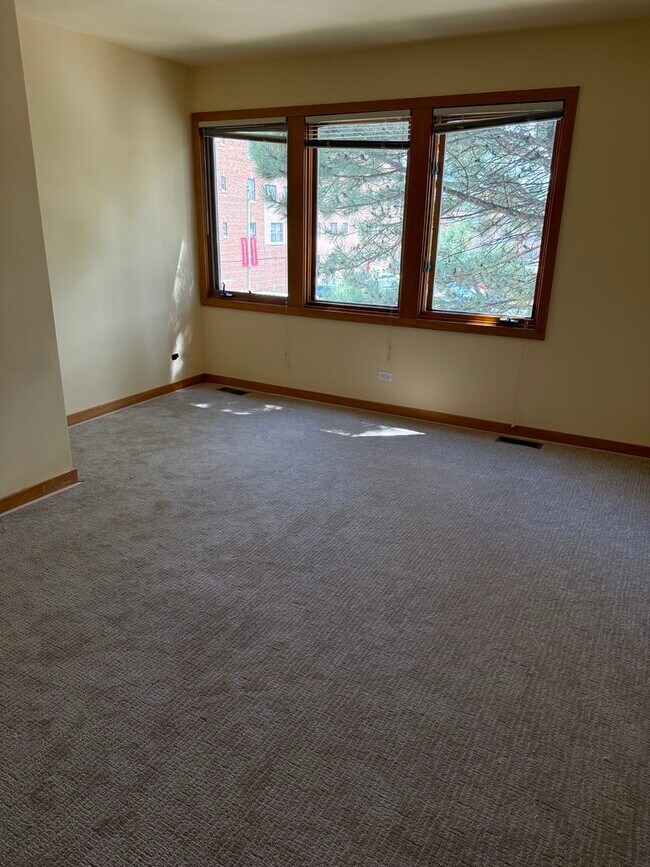 Building Photo - 429 S Oak Park Ave