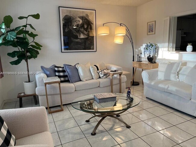 Building Photo - 17 Westbury E