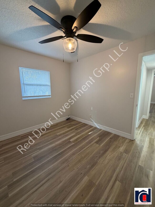 Building Photo - Renovated Spacious 2/2~w/All-in One Washer/Dryer & New AC~Deland