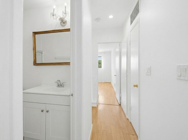 Building Photo - 337 Rexford Dr