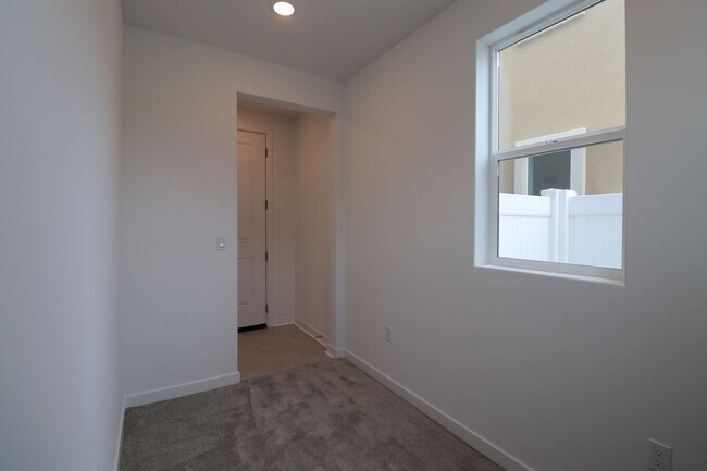 Building Photo - 1713 River Vis