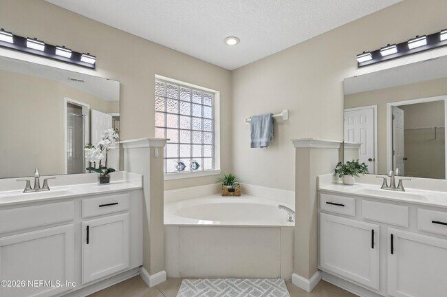 Building Photo - 2070 Thornhill Drive