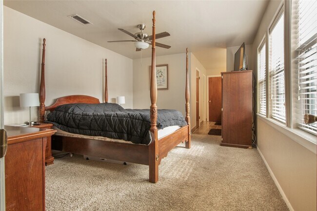 Building Photo - 9344 Briar Forest Dr