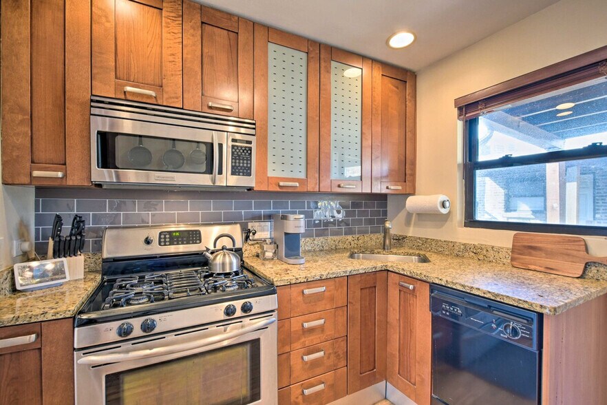 Building Photo - 7423 N Sheridan Rd