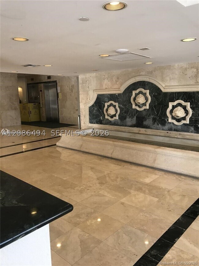 Building Photo - 2625 Collins Ave