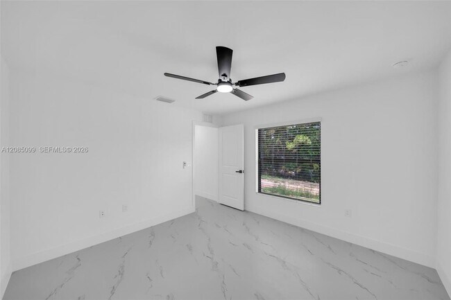 Building Photo - 4986 Fairway Ct