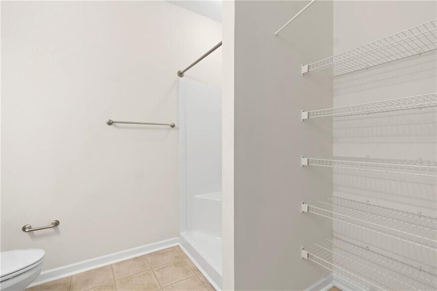 Building Photo - 3300 Dogwood Dr