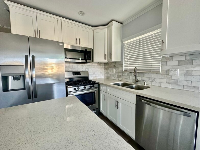 Building Photo - 4315 Kenwood Ave