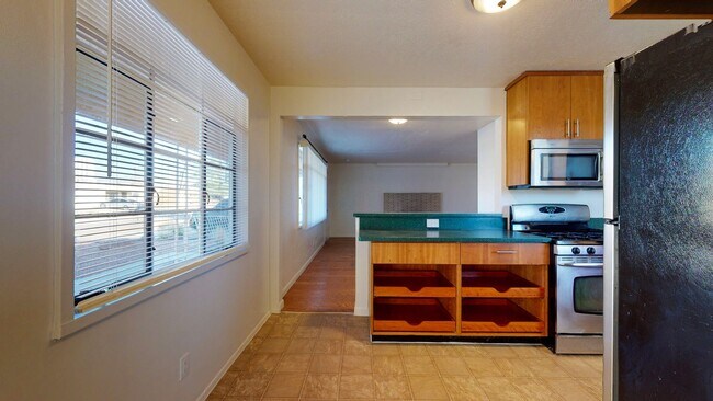 Building Photo - UPTOWN 3 Bedroom +Office  2 Bath with Garage