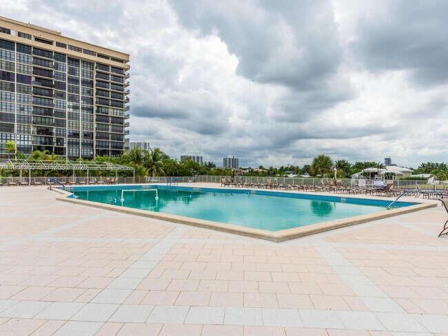 Building Photo - 1985 S Ocean Dr