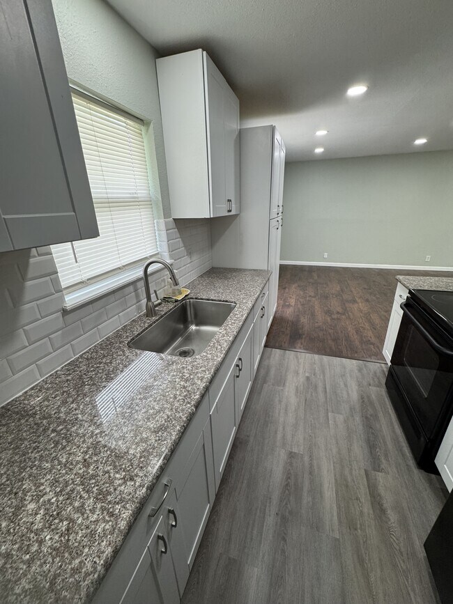 Building Photo - 115 Plainview Dr