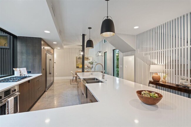 Building Photo - 1327 Bonham Terrace