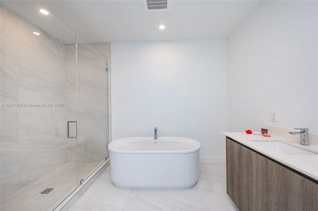 Building Photo - 17550 Collins Ave