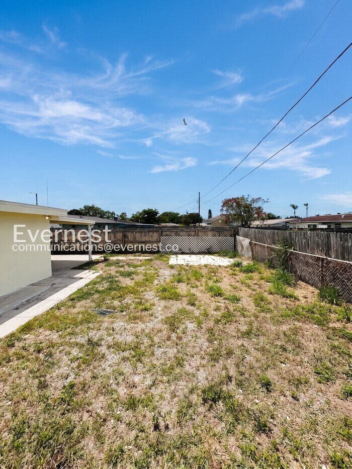 Building Photo - 3749 Beechwood Dr
