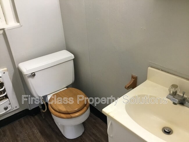 Building Photo - 2215 Cashion Pl