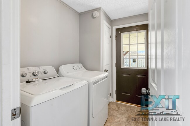 Building Photo - 3 Bedroom/2 Bathroom Home