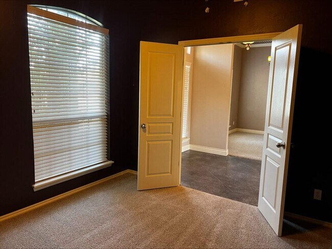 Building Photo - 13111 Red Oak Dr